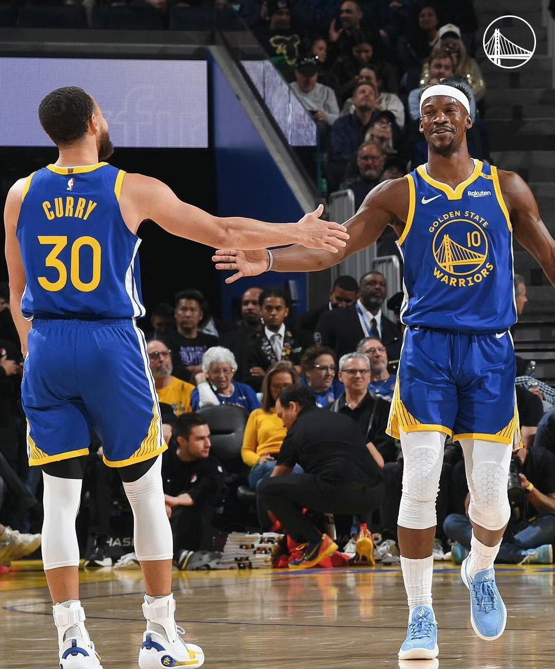 勇士队再胜马刺队,继续领跑西部 勇士队再胜马刺队,继续领跑西部