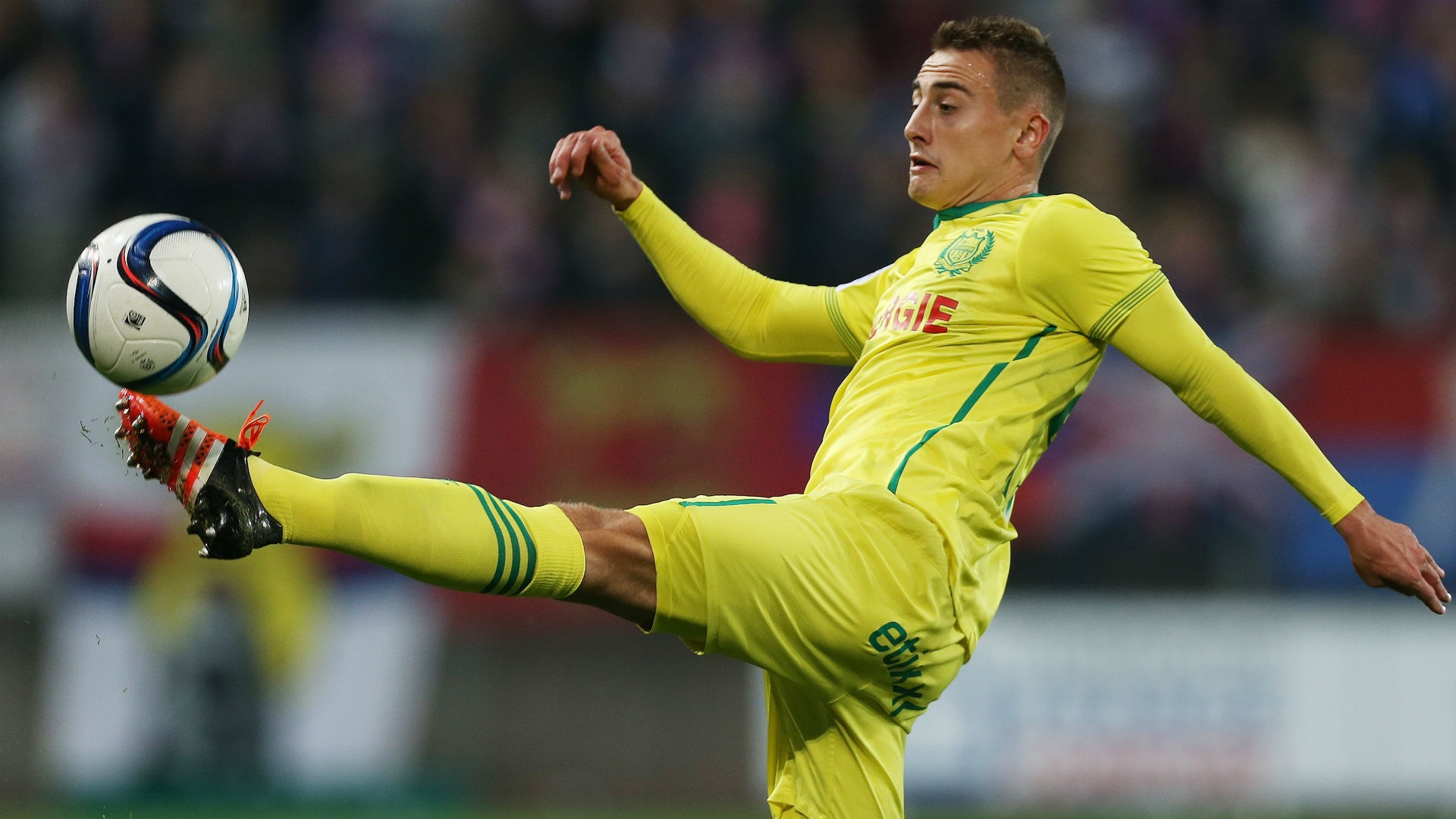 乐鱼app-利兹联出售主力前锋，引发球迷抗议