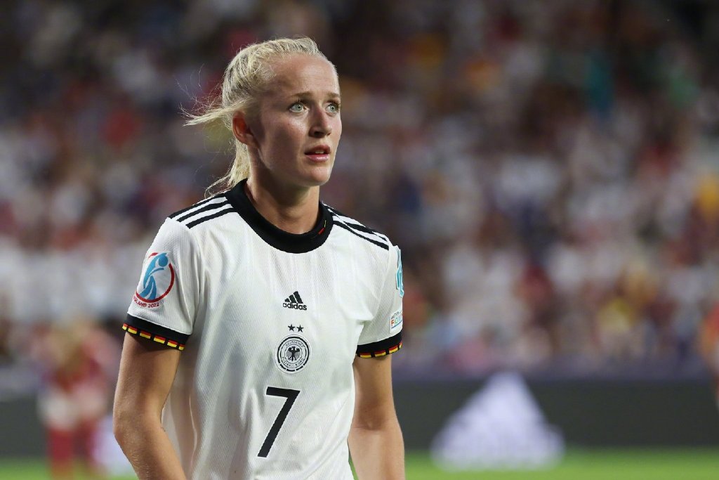 包含德国女足球员荣膺年度最佳球员称号的词条 包含德国女足球员荣膺年度最佳球员称号的词条