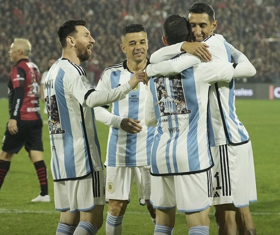 梅西奉献帽子戏法，带领巴萨豪取三分